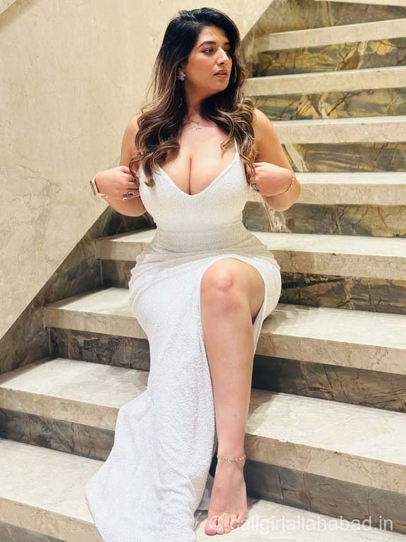 Surat aged housewife Call Girl